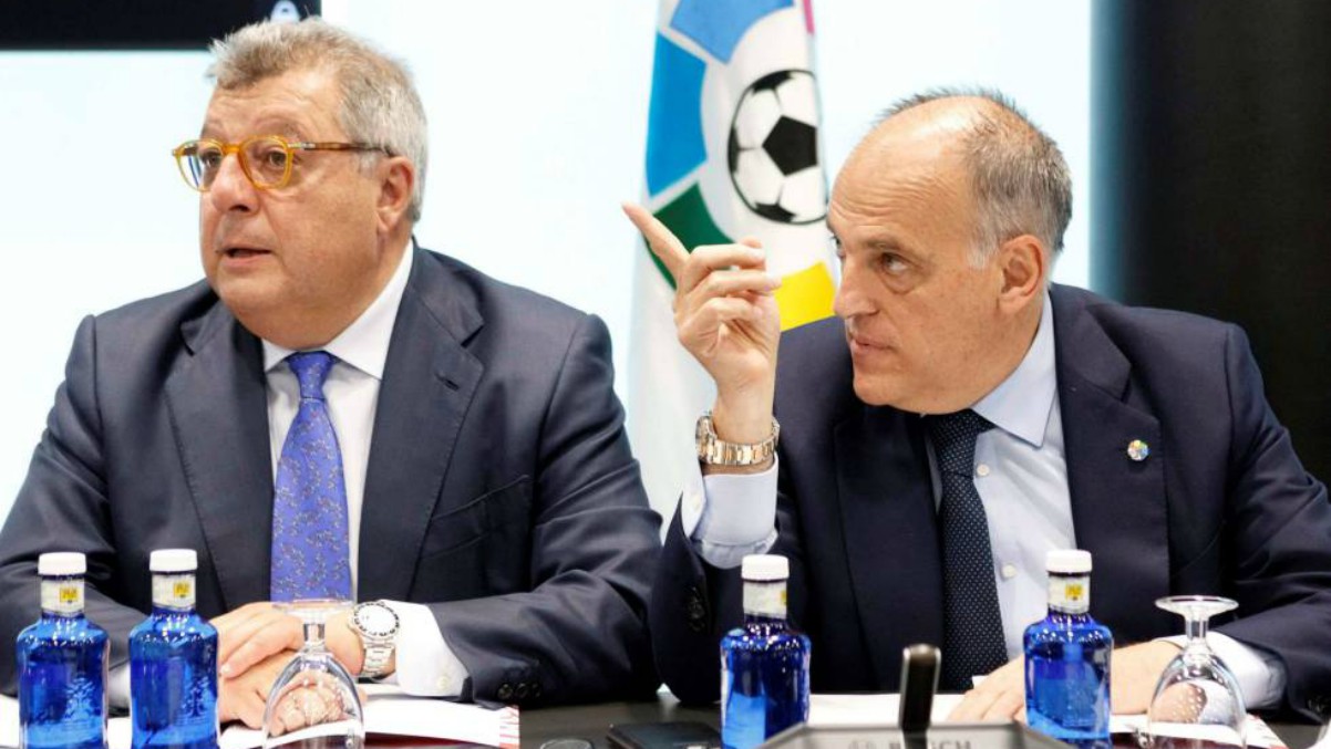 Javier Tebas, sentado junto a Víctor Manuel Martín Ortega.