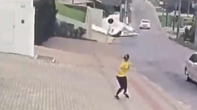 Twitter: Escalofriante accidente de una avioneta que se estrella en medio de la calle