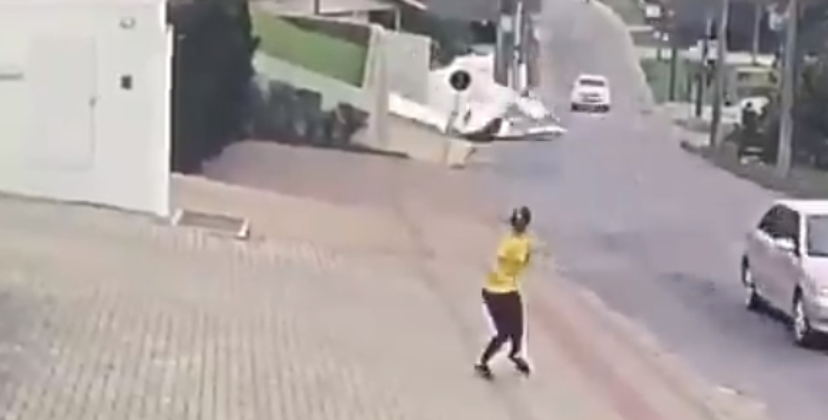 Twitter: Escalofriante accidente de una avioneta que se estrella en medio de la calle