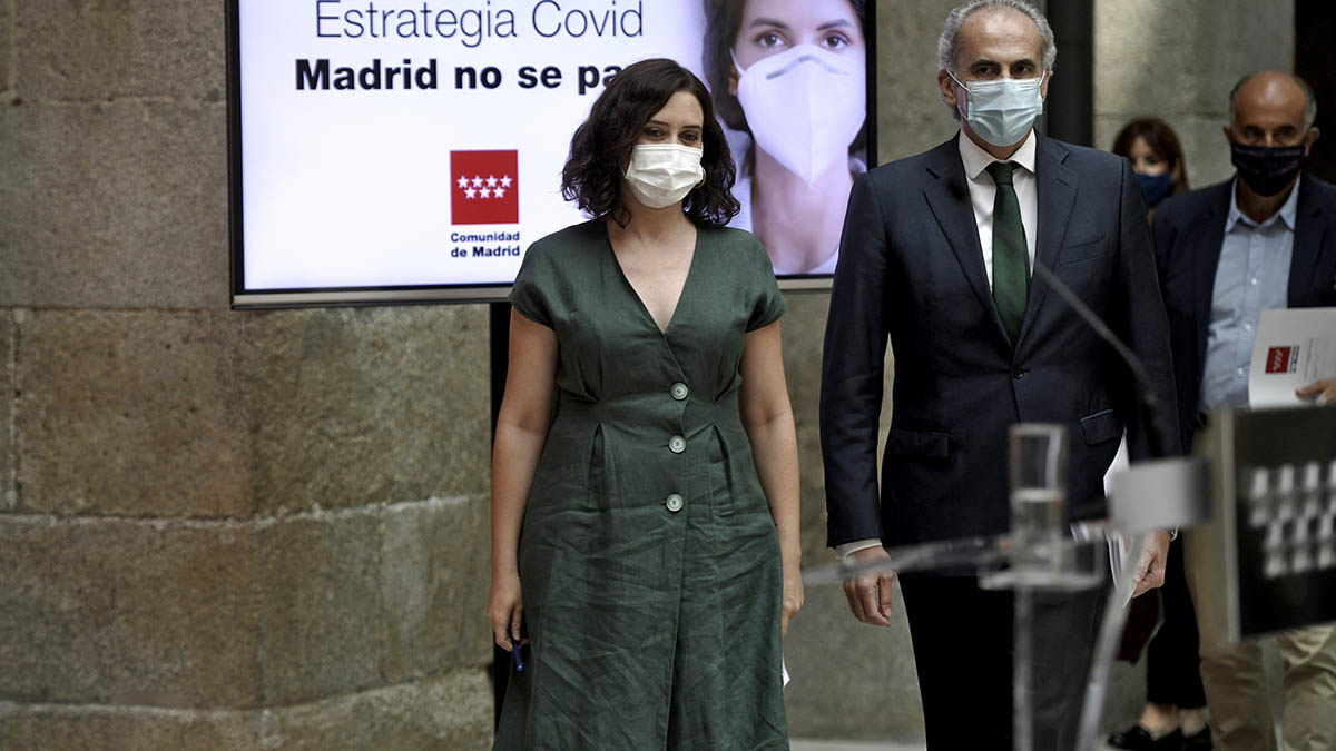 La presidenta de la Comunidad de Madrid, Isabel Díaz Ayuso, y el consejero de Sanidad, Enrique Ruiz Escudero. (Ep)