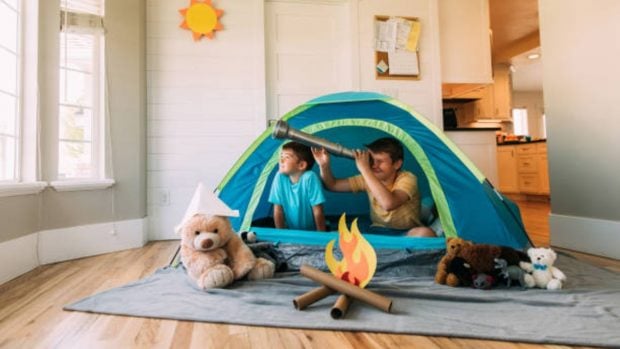 ni&ntilde;os en casa verano
