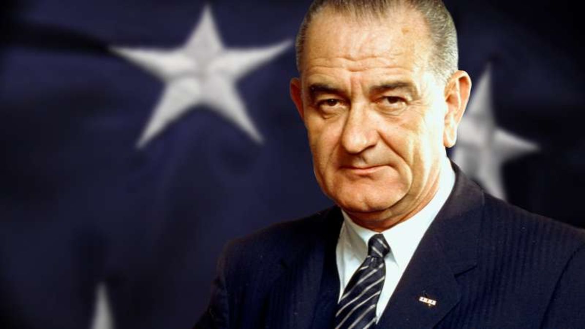 El 6 de agosto de 1965, el presidente Lyndon Johnson firma la Ley de Derechos Electorales