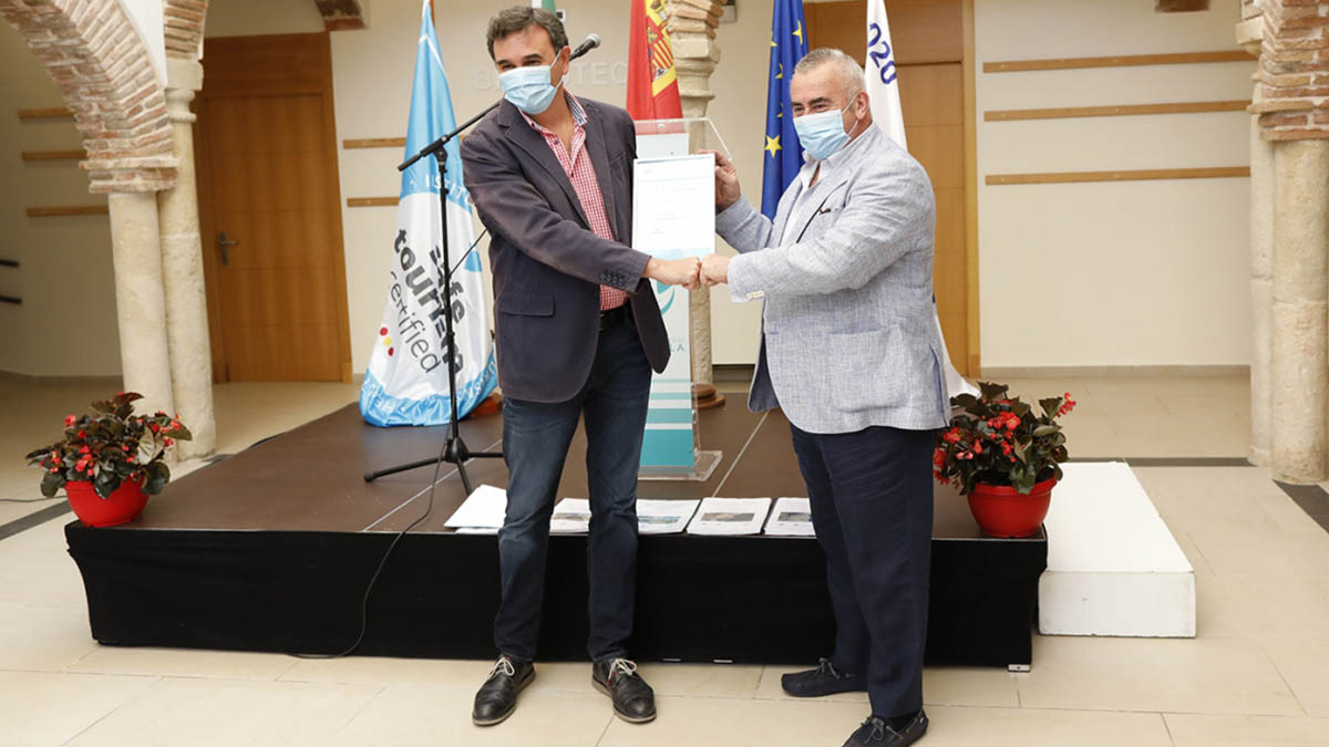 El director del Instituto para la Calidad Turística Española, Fernando Fraile, junto al primer teniente de alcalde de Marbella, Félix Romero.