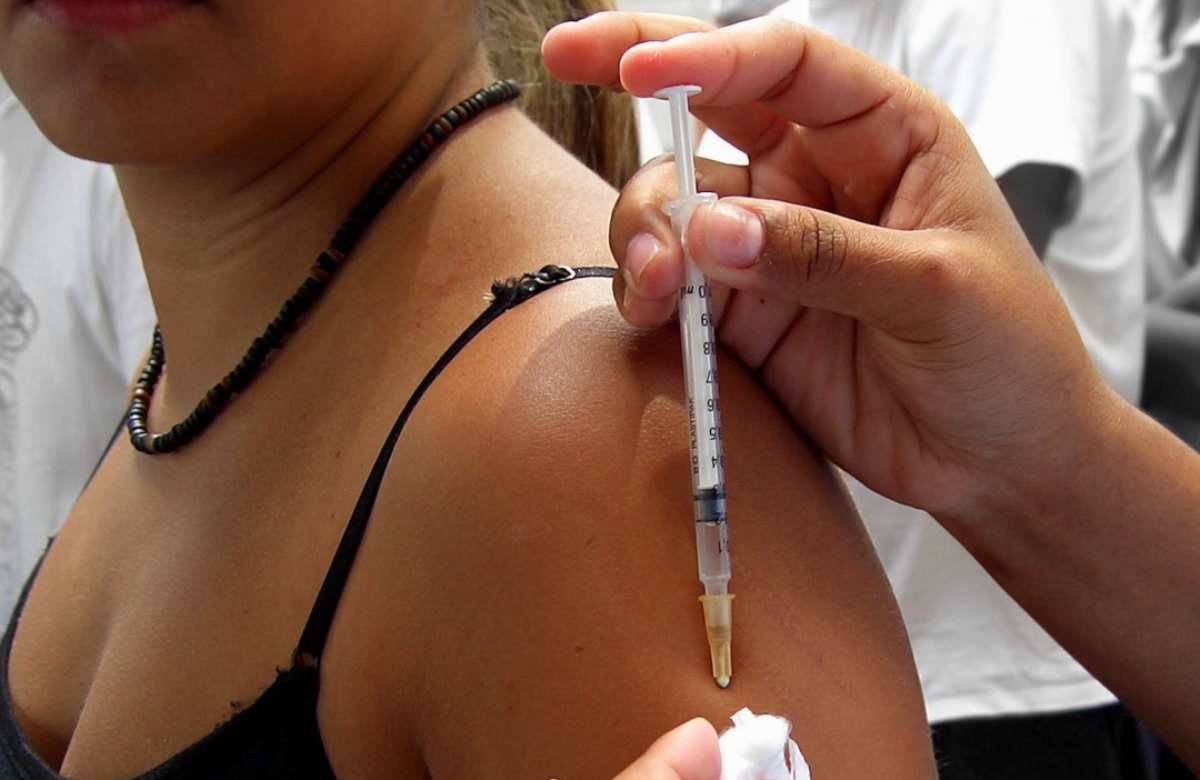 Una mujer es inoculada con la primera vacuna contra esta enfermedad.
