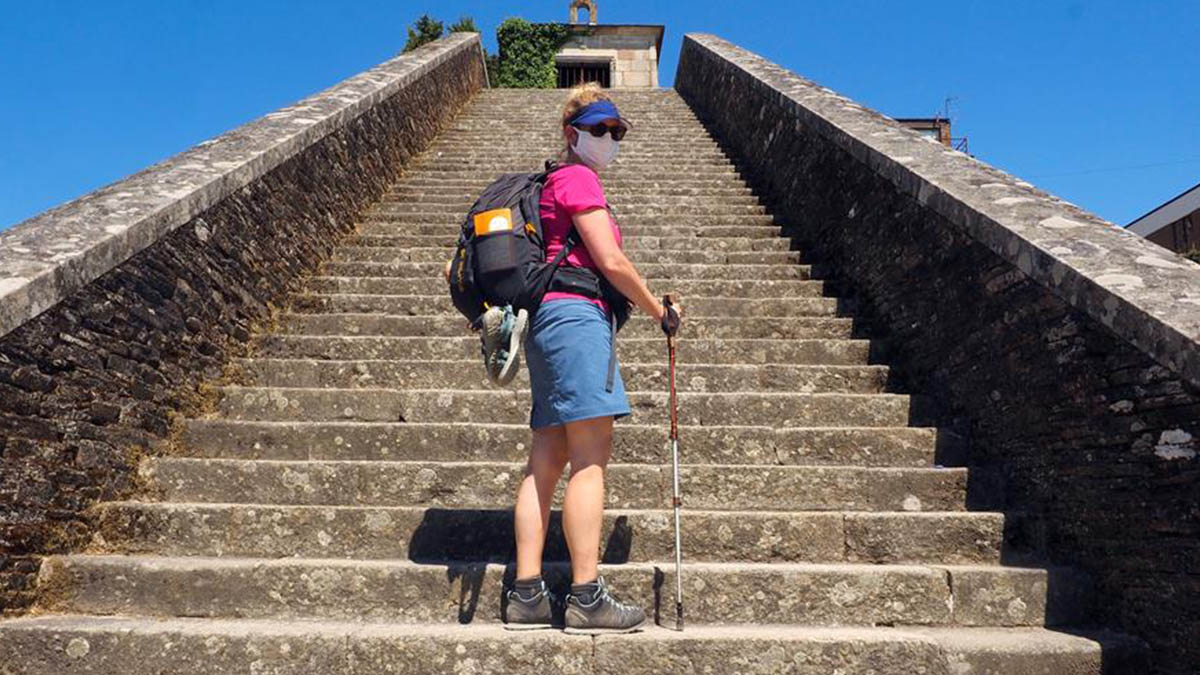 Una peregrina de Dinamarca posa para una fotografía tras recorrer parte del Camino de Santiago. EFE