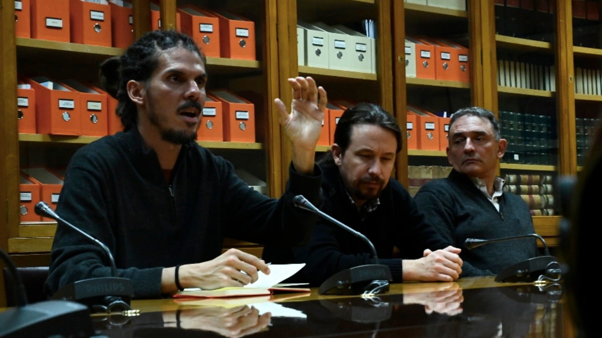 Alberto Rodríguez, secretario de organización de Podemos, y Pablo Iglesias. (Foto: EP)