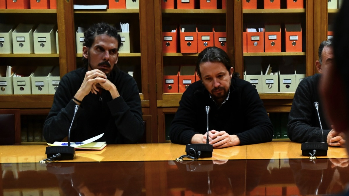 Alberto Rodríguez, secretario de organización de Podemos, y Pablo Iglesias. (Foto: EP)