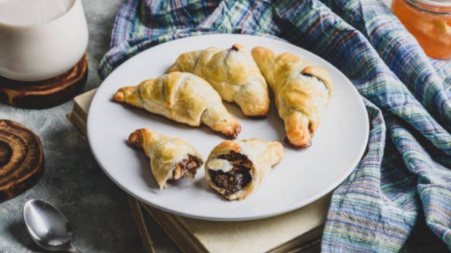 Croissants rellenos de almendra y chocolate: receta casera