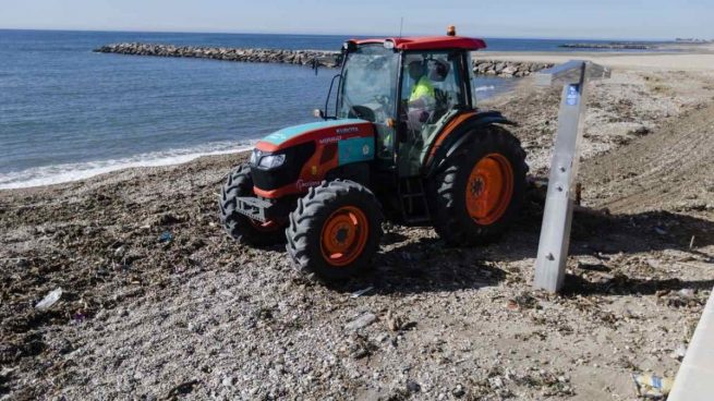 La Policía detiene a 13 inmigrantes ilegales tras emprender la huida al alcanzar una playa en Almería, Costacabana, que alcanzaron en patera.