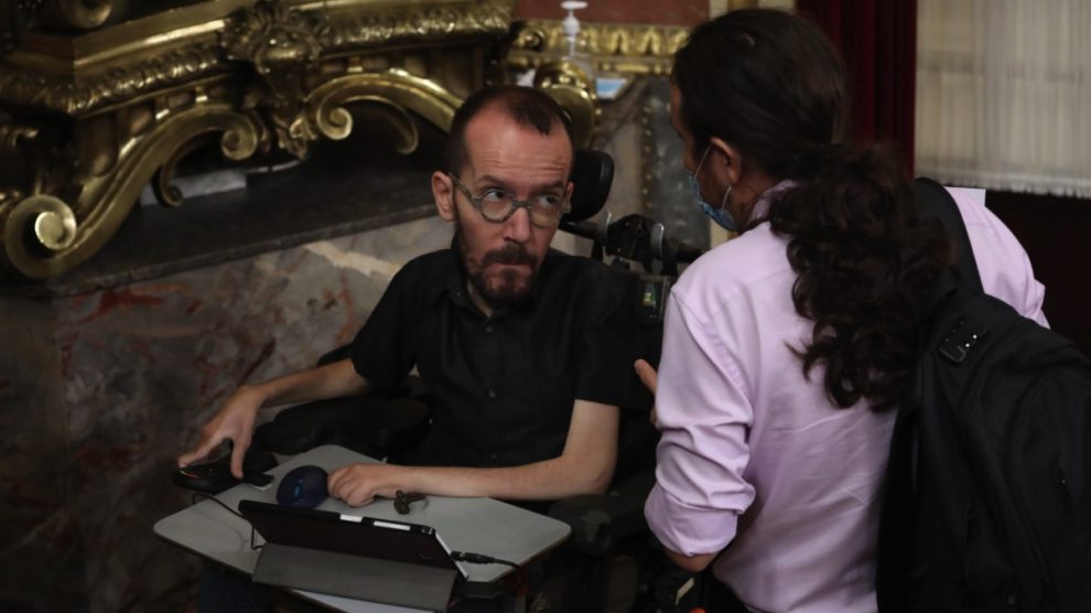 Pablo Echenique y Pablo Iglesias en el Congreso de los DIputados. (Foto: EP)
