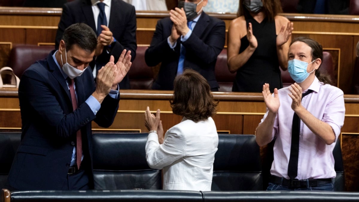 Pedro Sánchez, Carmen Calvo y Pablo Iglesias en el Congreso. (Foto: EP)