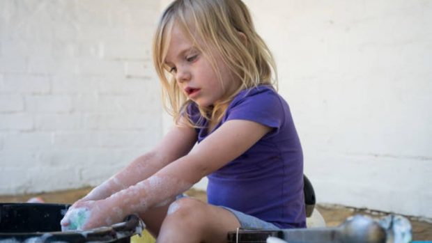 Actividades Montessori para hacer en verano: recipiente sensorial para lavar platos