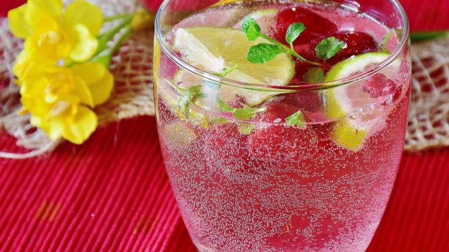 Los beneficios y contraindicaciones de tomar agua con limón en ayunas
