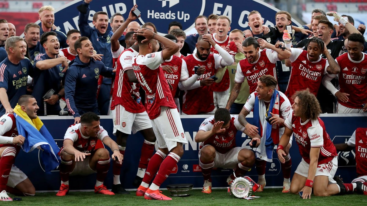 Momento en el que a Aubameyang se le cayó la FA Cup. (Getty)