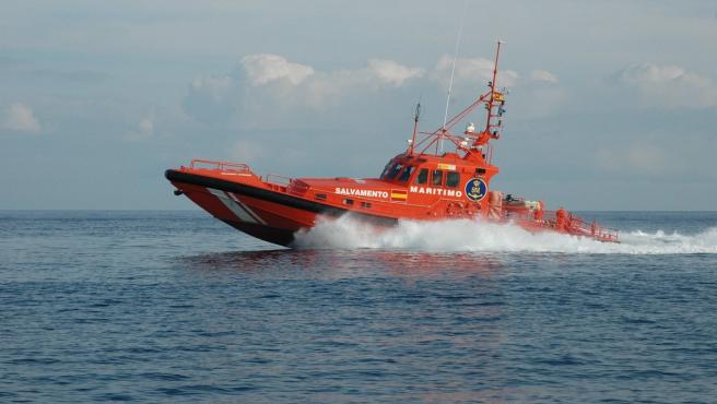 Salvamento Marítimo rescata a 53 personas en una patera en el Estrecho de Gibraltar