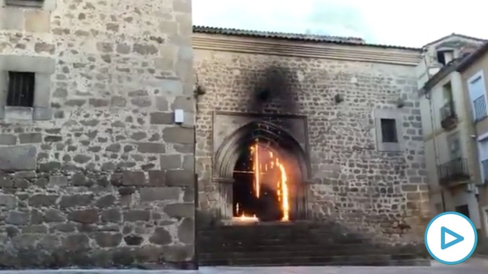 Arde la Iglesia de San Martín de Plasencia e investigan si el fuego ha sido provocado