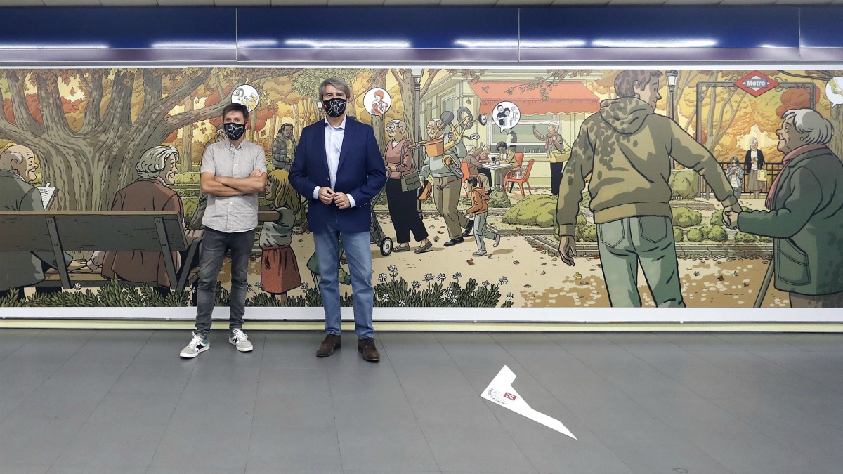 El consejero de Transportes, Ángel Garrido, y el artista Paco Roca presentan un mural que homenajea a los mayores en la estación de Metro de Plaza Castilla. – COMUNIDAD DE MADRID