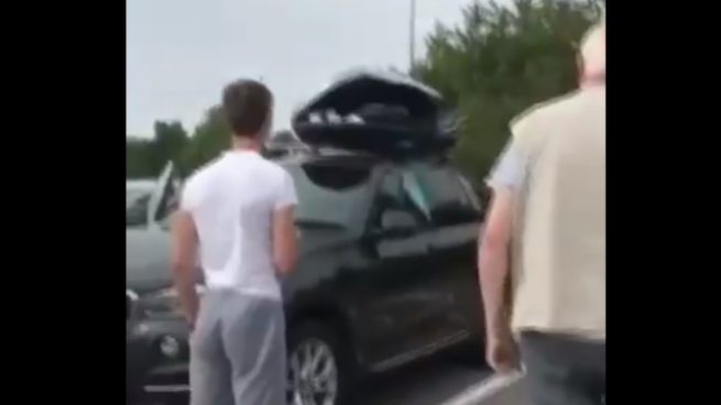 Twitter: Una familia descubre que hay dos hombres en el portaequipajes de su coche