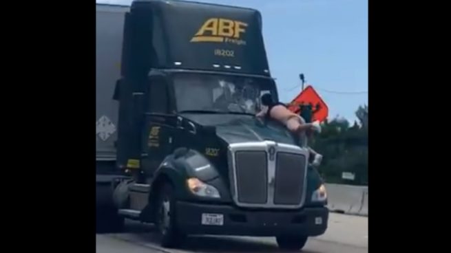Twitter: Viaja varios kilómetros semidesnudo sobre el capó de un camión por la autopista