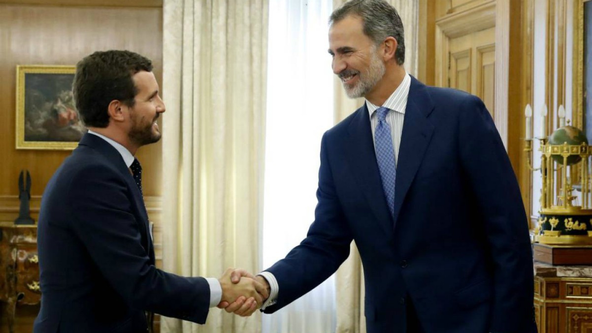 Felipe VI con el líder del PP, Pablo Casado.