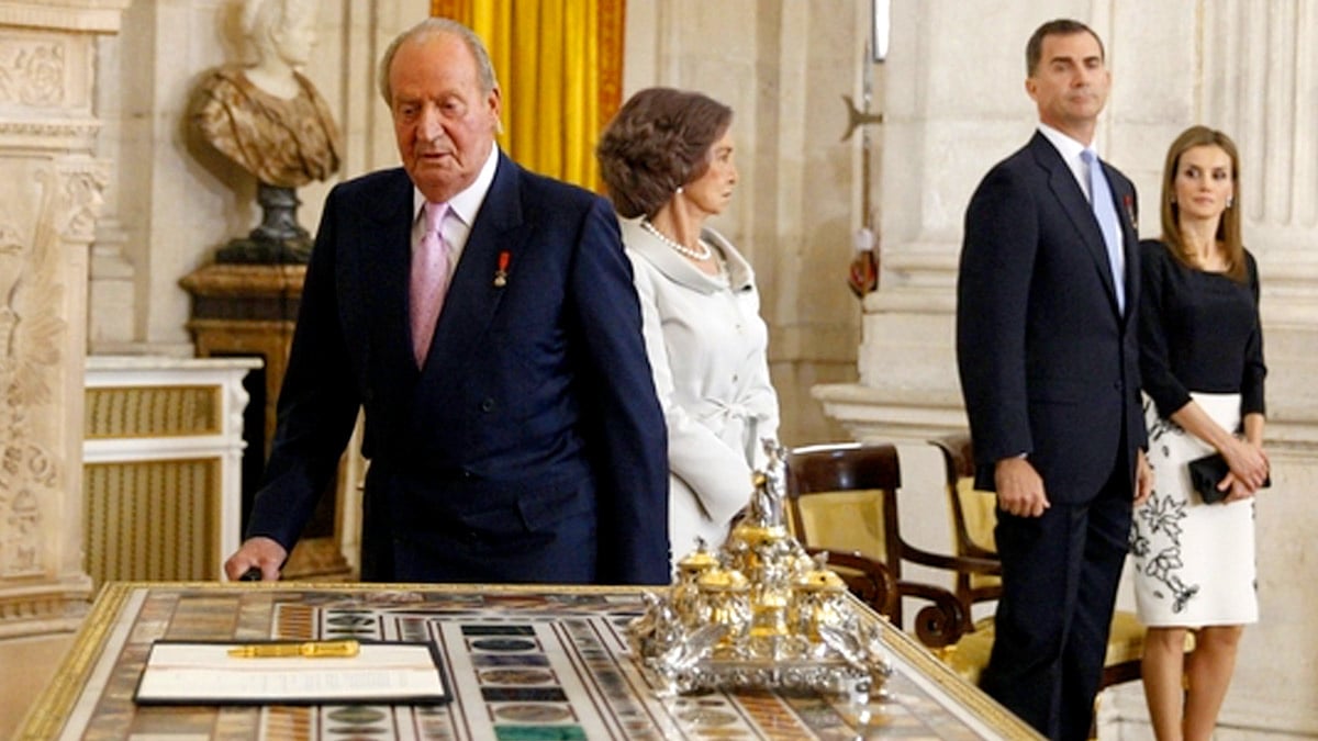 El Rey Juan Carlos I firmando su abdicación en 2014.