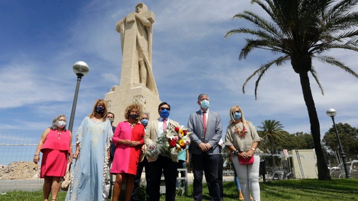 El PP reivindica la figura de Colón con una ofrenda ante su monumento en Huelva.