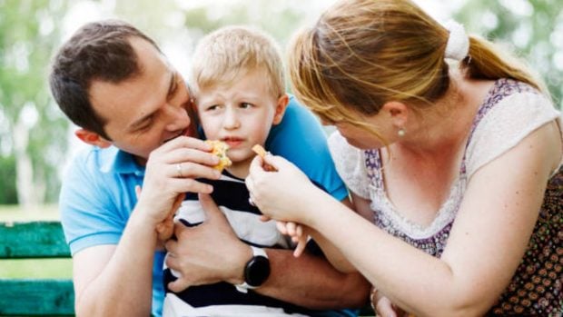 niños comer vacaciones