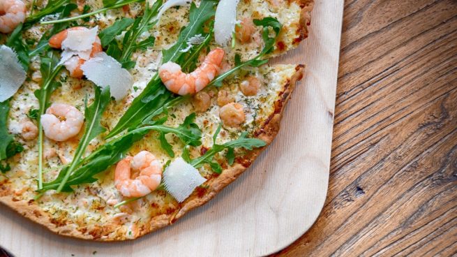 Receta de pizza de gambas y eneldo con queso brie