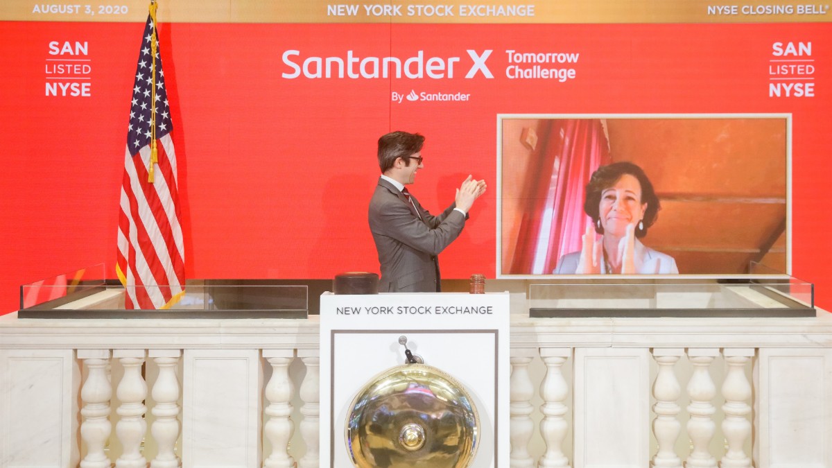 La presidenta de Banco Santander, Ana Botín, realizando el toque de campana virtual en NYSE