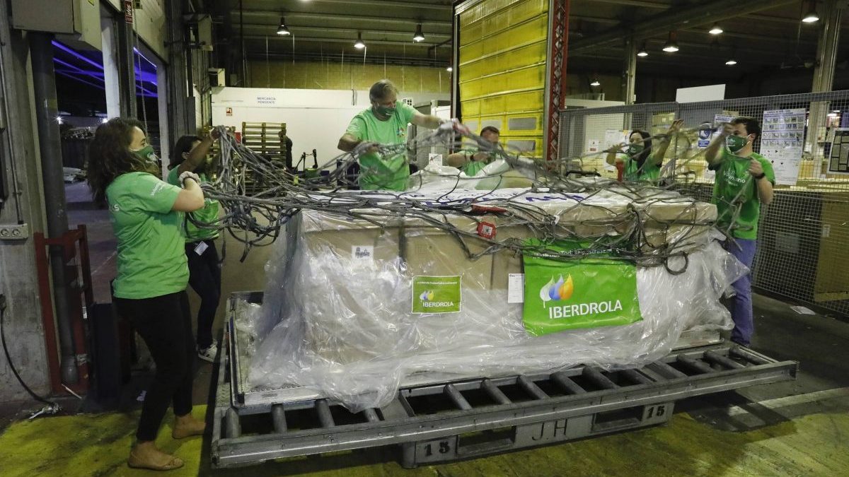 Economía.- Llegan a España 300 respiradores donados por Iberdrola para reforzar la capacidad de respuesta ante el Covid
