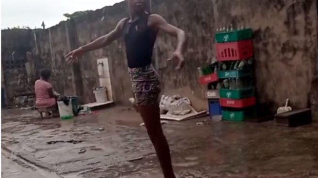 Instagram: El niño nigeriano que baila bajo la lluvia descalzo recibe una beca para formarse en Nueva York