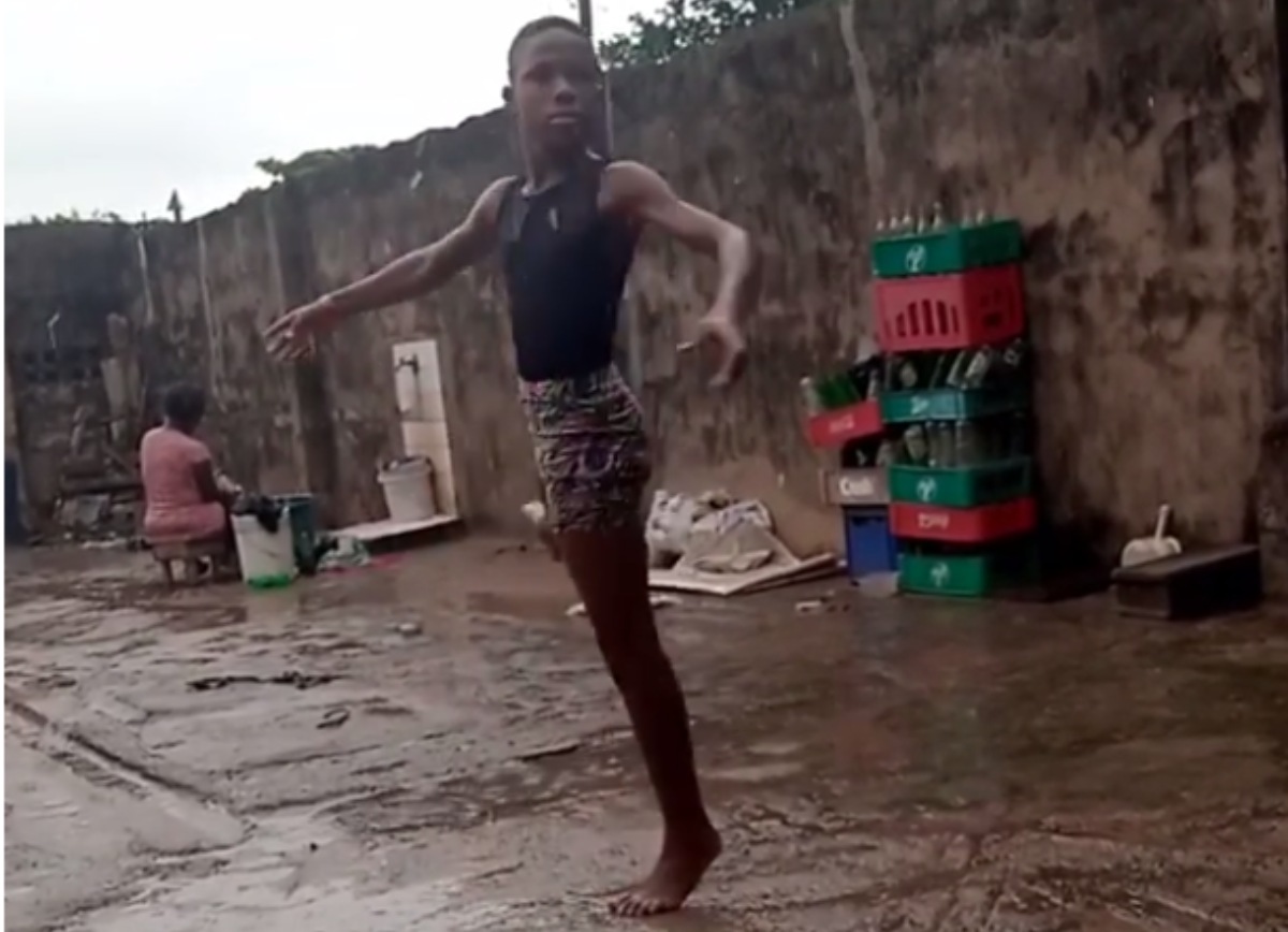 Instagram: El niño nigeriano que baila bajo la lluvia descalzo recibe una beca para formarse en Nueva York