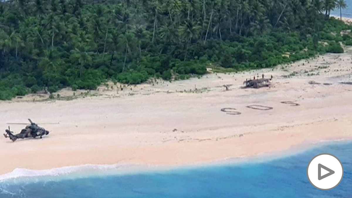 Rescatan a tres marineros en una isla gracias a una señal de socorro en la arena