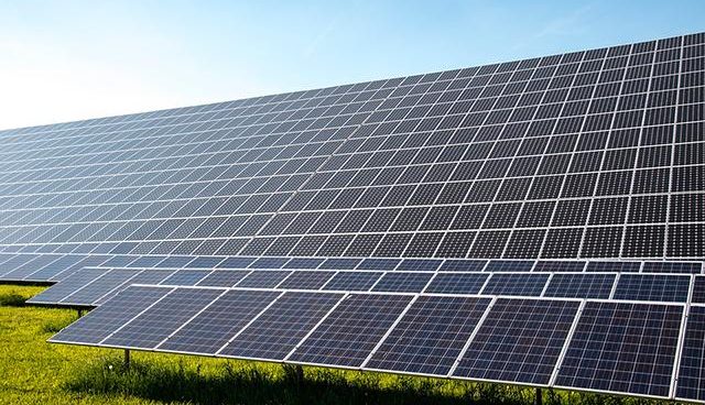Atlantica refinancia dos plantas solares con un bono de 326 millones de euros