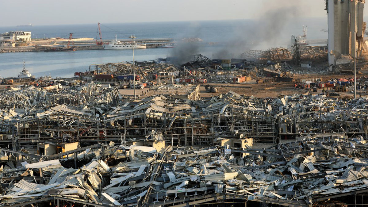 La zona del puerto de Beirut, donde se produjo la terrible explosión, totalmente devastada. Foto: AFP