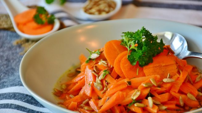 Receta de ensalada de zanahorias aliñadas con pipas