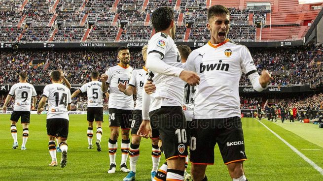 Ferran y Parejo celebran juntos un gol.