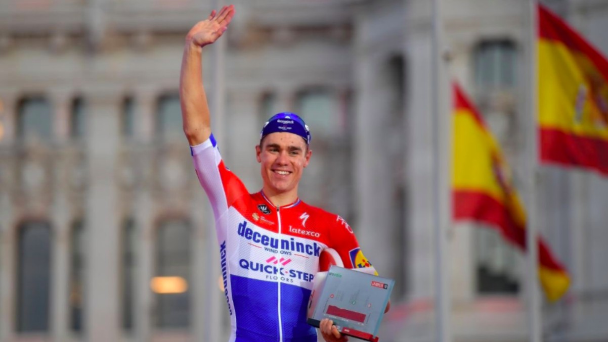 Jakobsen celebra un triunfo en la Vuelta a España.