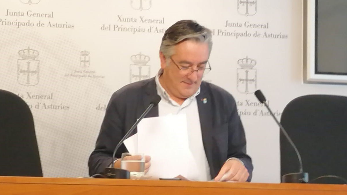 El diputado del PP, Pablo González, en rueda de pp gijon juan carlos I calle.