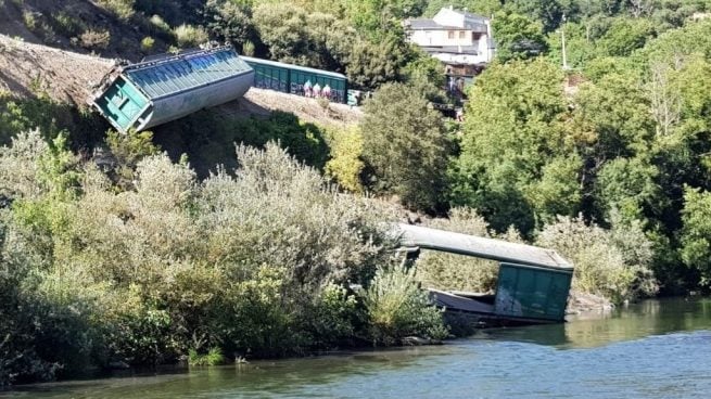 Adif prosigue con las labores para retirar el último vagón del Sil tras las críticas recibidas