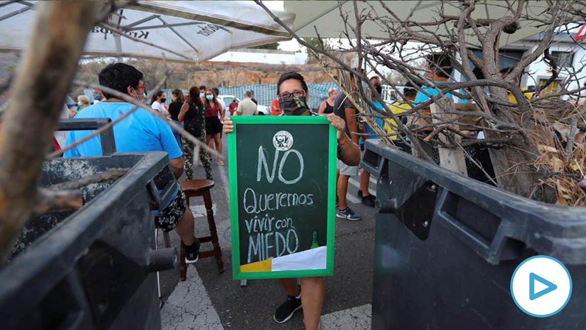 Vecinos de Tunte (Gran Canaria) protestan contra la llegada al pueblo de inmigrantes en cuarentena.