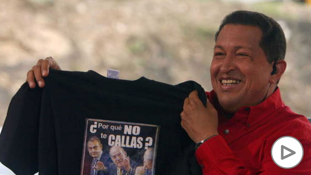 Hugo Chávez muestra la camiseta que le regaló Juan Carlos I con el lema «¿Por qué no te callas?»