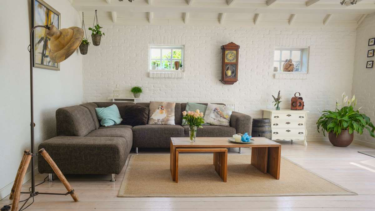 El sofá es el gran protagonista en la decoración del salón