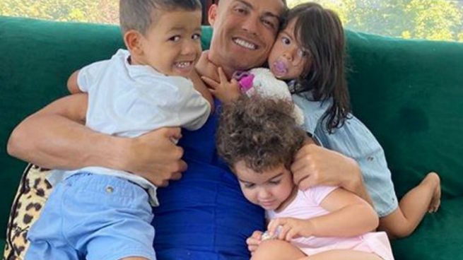 Cristiano Ronaldo y sus hijos.