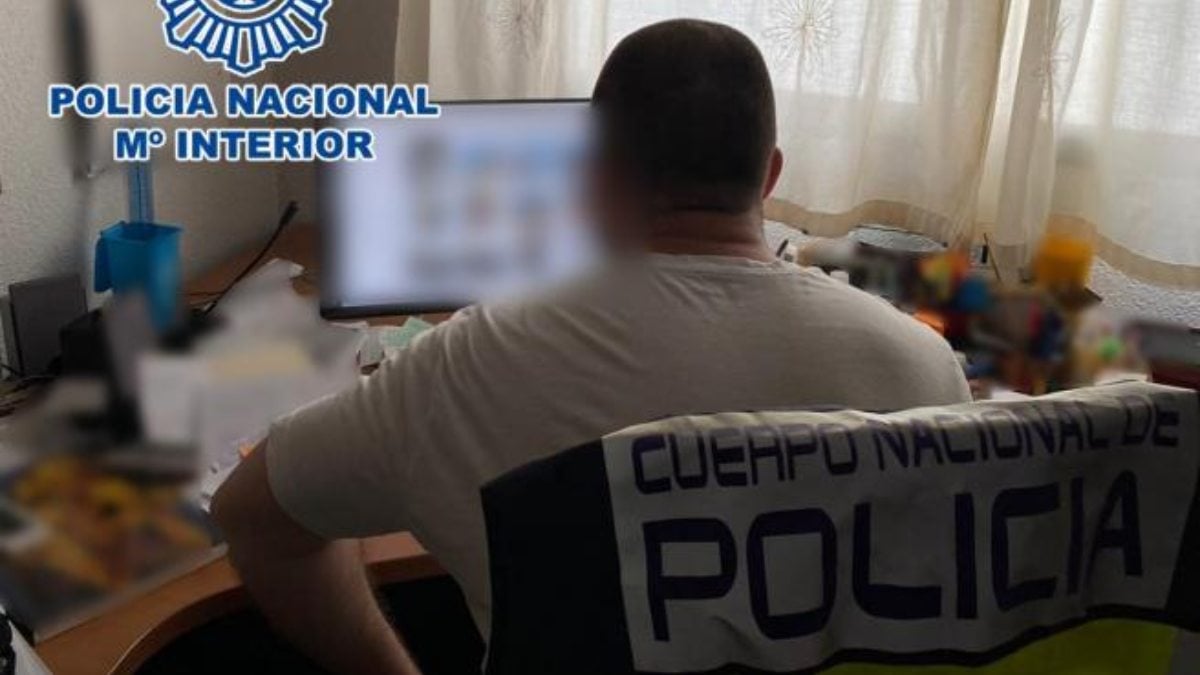 Un agente investiga el delito. (Foto: Policía Nacional)