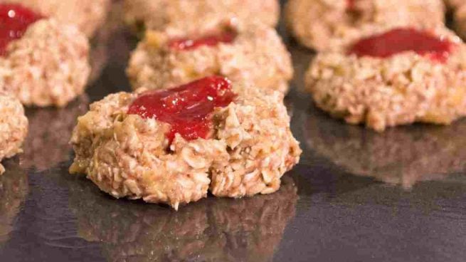 Galletas de avena rellenas de mermelada cruda