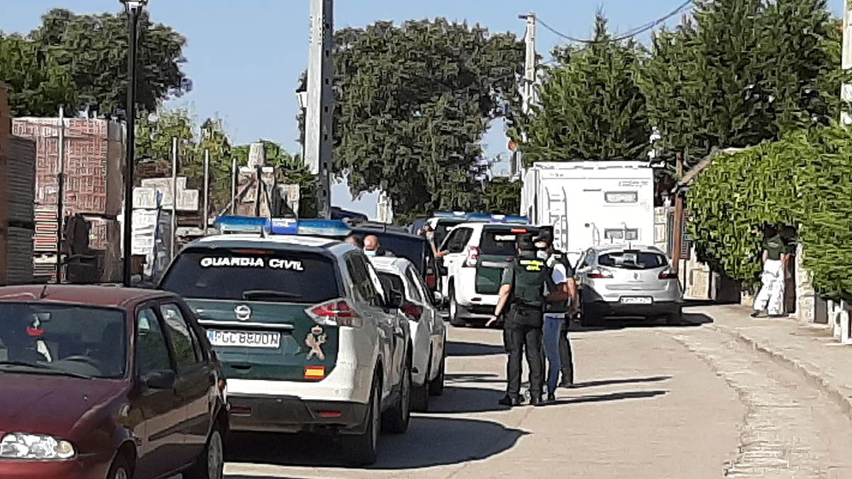 La Guardia Civil en la entrada del domicilio donde vivía la mujer descuartizada en Chapinería (Madrid).