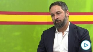 El presidente de Vox, Santiago Abascal, posa tras una entrevista con Europa Press en la sede del partido. Foto: EP