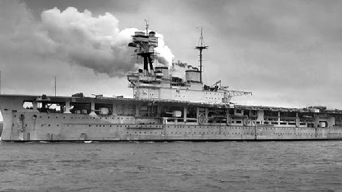 El 14 de agosto de 1942 es hundido el portaaviones británico Eagle