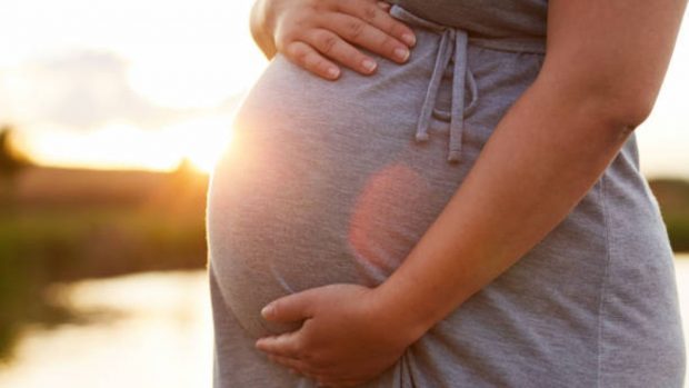 Embarazada en verano: 5 consejos que pueden ayudarte a soportar el calor